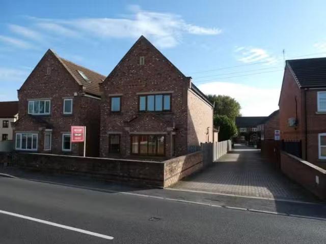 Cozy 3 BA 4 bedroom detached house for rent in High Street, Be.