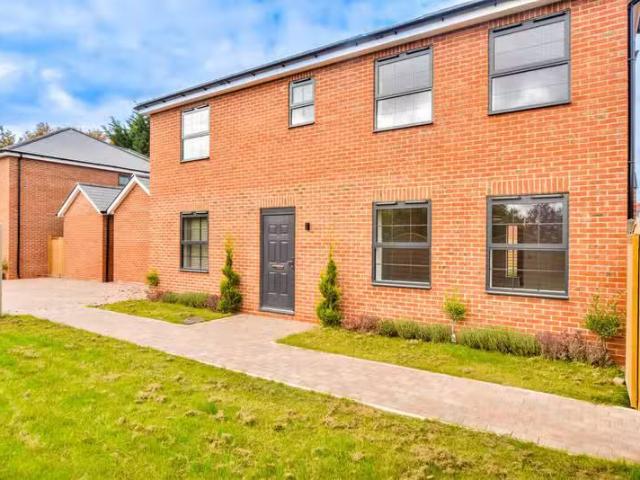 Cheap 3 BA 4 bedroom detached house for rent in Sabre Close, S.