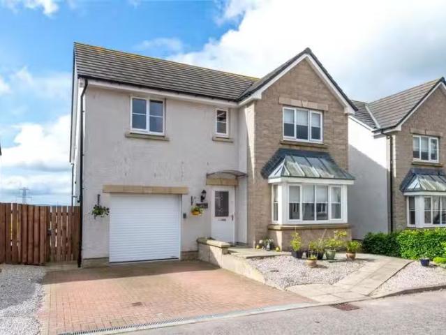 For Rent! 3 BA 4 bedroom detached house for rent in Skene Cres.