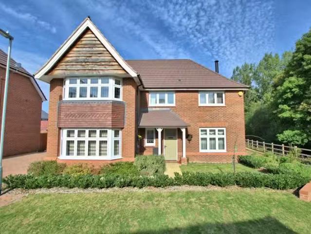 Cheap 3 BA 4 bedroom detached house for rent in St Edmunds Way.
