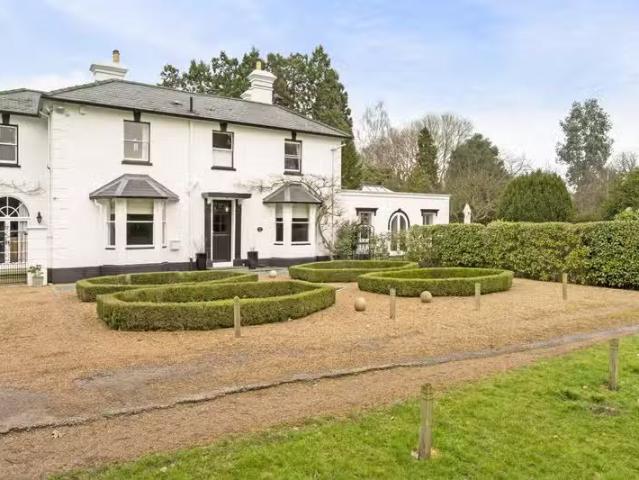 Nice 3 BA 4 bedroom property to let in Abbey Gardens, Chertsey.