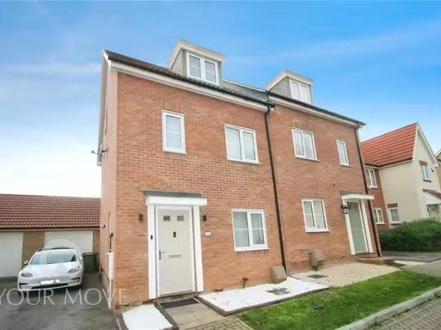 Cozy 3 BA 4 bedroom semi detached house for rent in Clearwater.