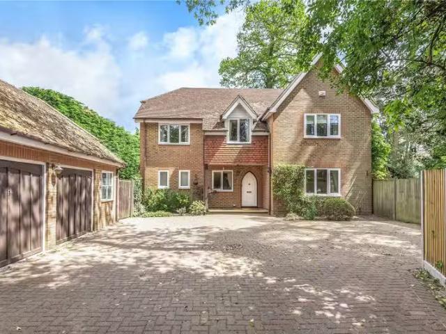 Unique 3 BA 5 bedroom property to let in The Riding, Woking, G.