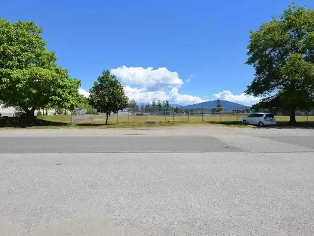 For Rent 3 Bedroom Apartment Gibsons BC DS104972469