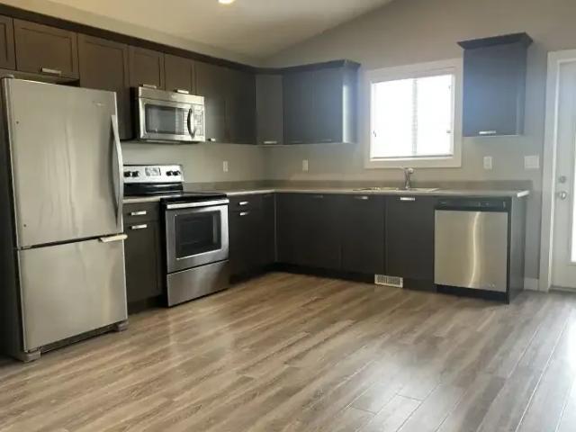 For Rent 3 Bedroom Apartment Grande Prairie AB DS103179090