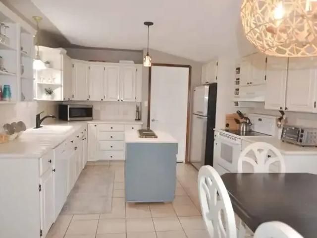 For Rent 3 Bedroom Apartment Sylvan Lake AB DS105071987