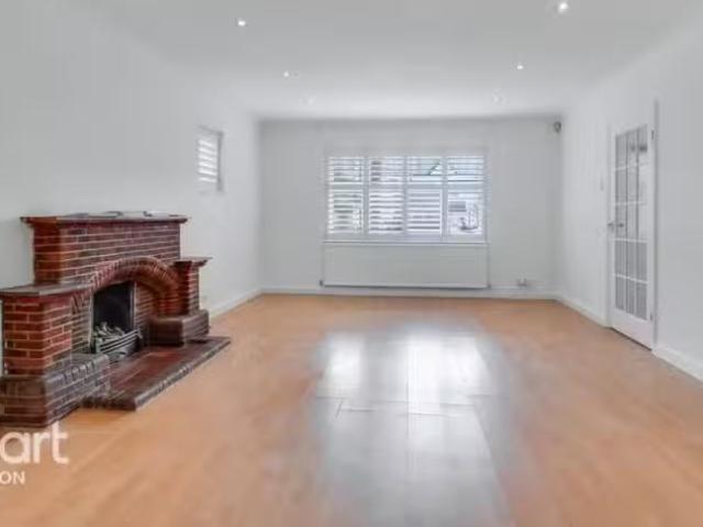 Charming 3 bedroom detached house for rent in Parchmore Road.