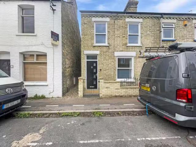 Rental! 3 bedroom end of terrace house for rent in Belgrave Ro.
