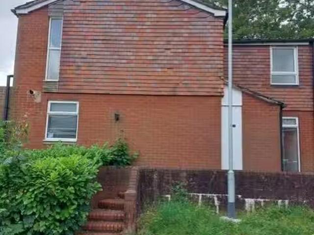 Cozy 3 bedroom end of terrace house for rent in Saffron, Tamwo.