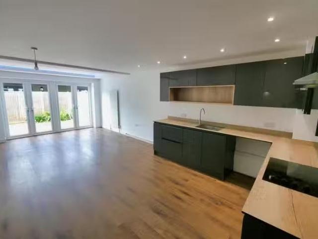 For Rent! 3 bedroom end of terrace house for rent in Warren Ro.