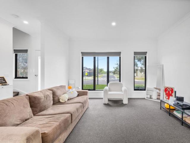 For Rent 3 Bedroom House Deanside VIC DS103342564