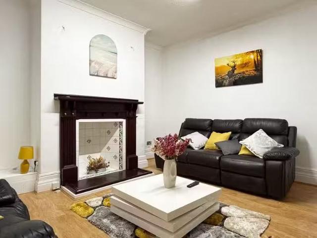 Unique 3 bedroom house for rent in Railway Terrace, Bradford.