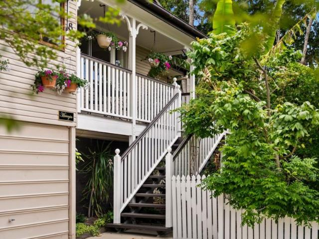 For Rent 3 Bedroom House Holland Park QLD DS106075444