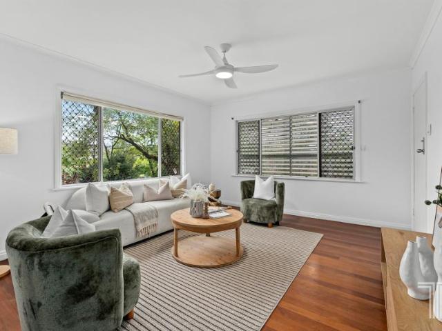 For Rent 3 Bedroom House Holland Park West QLD DS102705690
