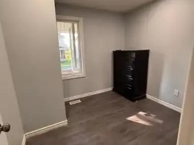 For Rent 3 Bedroom House Windsor ON DS105394980