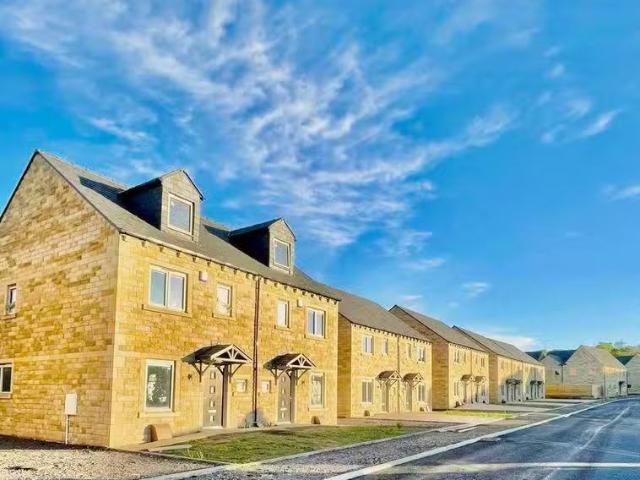 Cheap 3 bedroom semi detached house for rent in 79 Lions Way.