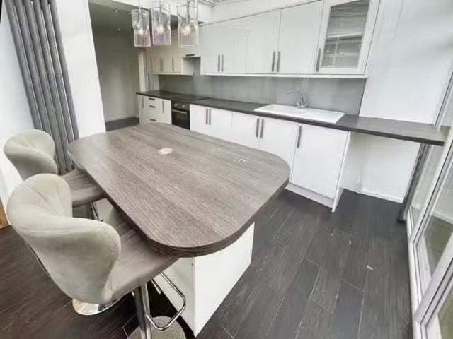 Rental! 3 bedroom semi detached house for rent in Beacon Road.