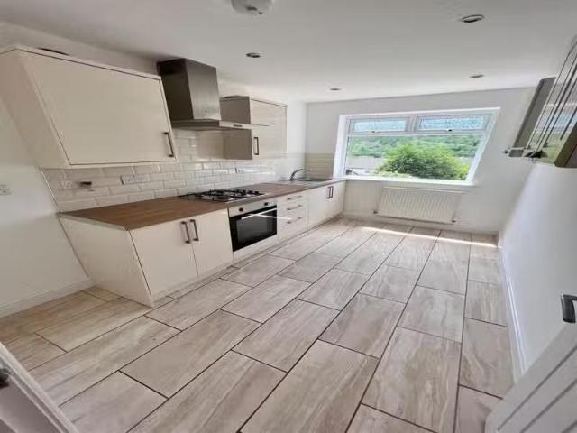 Deal! 3 bedroom semi detached house for rent in Bryn Heulog, T.