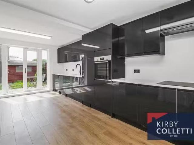 For Rent! 3 bedroom semi detached house for rent in Bushey Cro.