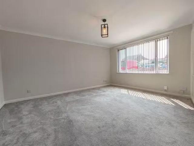 Cozy 3 bedroom semi detached house for rent in Castlesteads Dr.