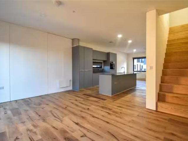Cozy 3 bedroom semi detached house for rent in Lockhart Way, N.