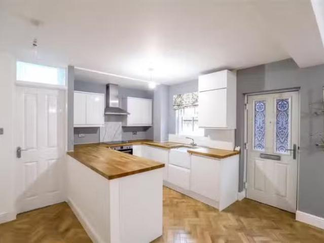 Cozy 3 bedroom semi detached house for rent in Lower Luton Roa.
