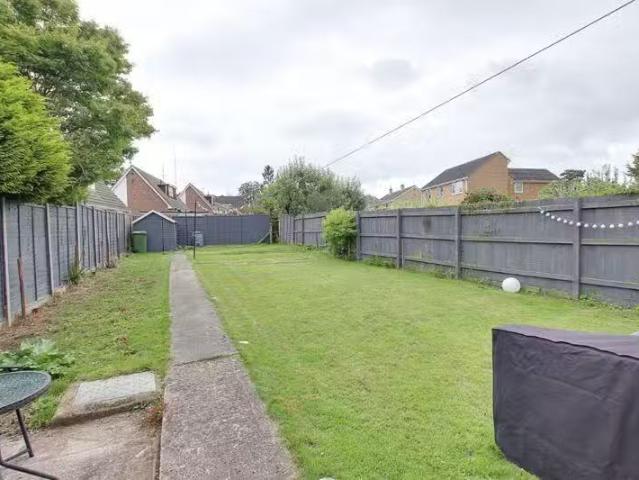 Charming 3 bedroom semi detached house for rent in Rodwell Par.