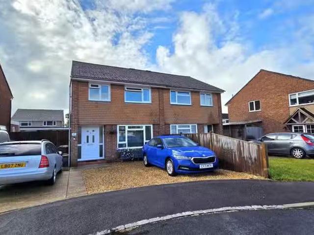 For Rent! 3 bedroom semi detached house for rent in Stroma Gar.