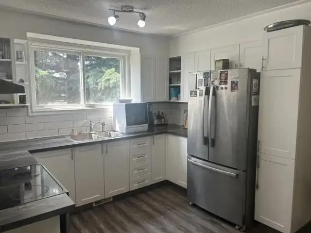 For Rent 3 Bedroom Townhouse Cochrane AB DS104876665