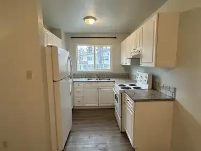 For Rent 3 Bedroom Townhouse Didsbury AB DS104940740