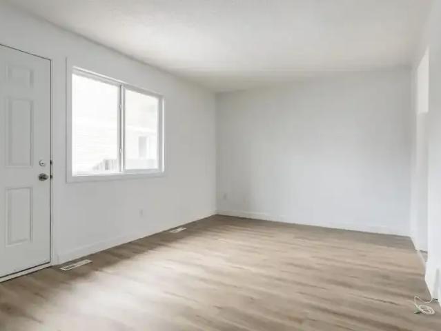 For Rent 3 Bedroom Townhouse Edmonton AB DS103770332