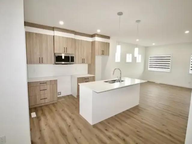 For Rent 3 Bedroom Townhouse Leduc AB DS105110798