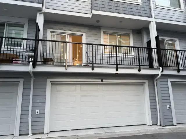 For Rent 3 Bedroom Townhouse Surrey BC DS105543625