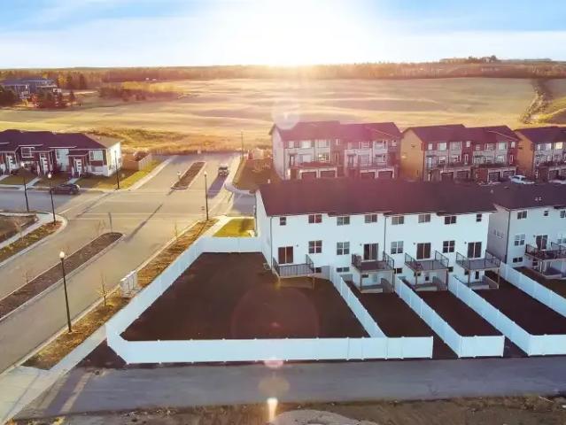For Rent 3 Bedroom Townhouse Sylvan Lake AB DS105100570