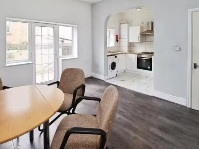 Unique 3 bedroom terraced house for rent in Allerton Road, Tra.