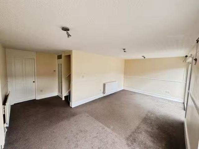 Unique 3 bedroom terraced house for rent in Astley Close, Redd.