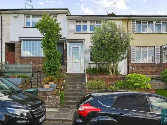 Unique 3 bedroom terraced house for rent in Dean Close, Portsl.