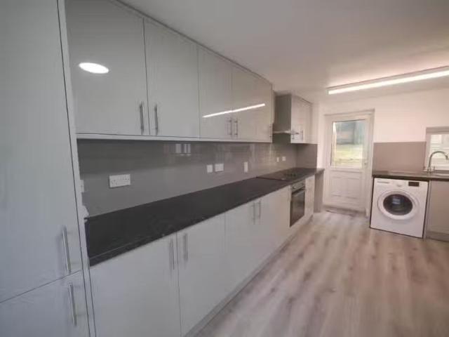 Deal! 3 bedroom terraced house for rent in Hazel Grove, Hatfie.