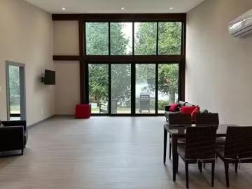Unique 3 BR Englewood Lane