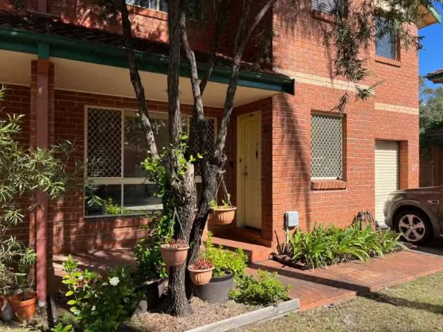 Deal! 3 BR UNIT 10/11 WATER STREET, WENTWORTHVILLE Townhouse f.