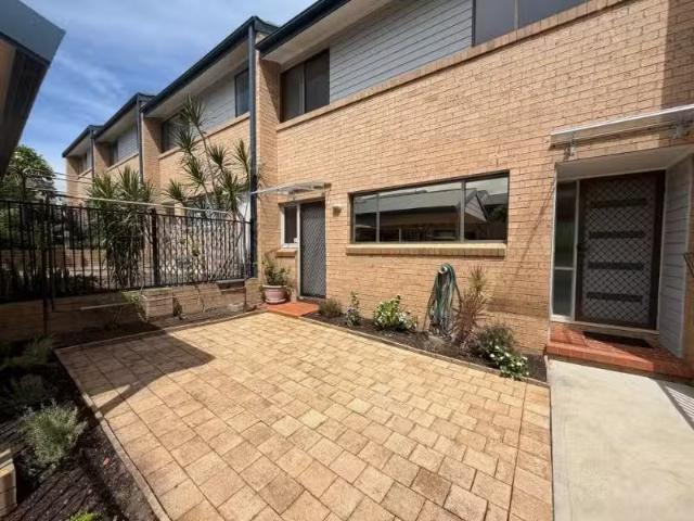 Unique 3 BR UNIT 43/1 Roberts Street, Charlestown Townhouse fo.