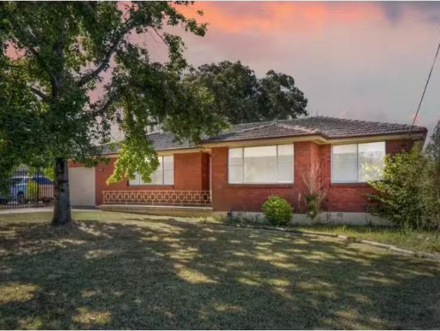 For Rent! 3 BR 141 Matthews Avenue, Orange NSW 2800 House for.