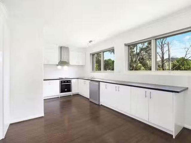 Cozy 3 BR 14 Burrell Street, Hackett, ACT 2602