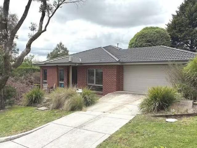 Charming 3 BR 14 Bridle Path, Chirnside Park, VIC 3116