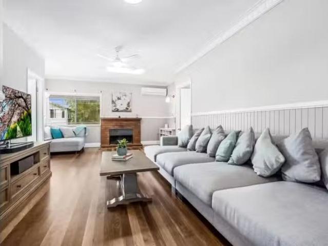 Deal! 3 BR 150 Kianawah Road, WYNNUM WEST, QLD 4178 House fo.