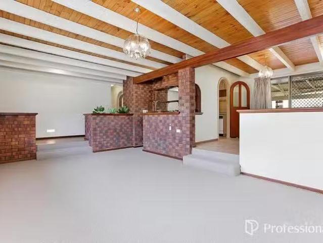 For Rent! 3 BR 15 Kookaburra Street, Stirling, WA 6021
