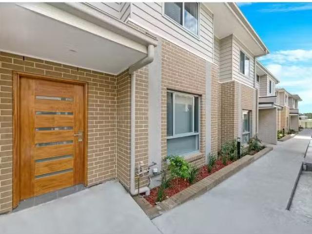 Unique 3 BR 16/27 31 Canberra Street, OXLEY PARK Townhouse for.