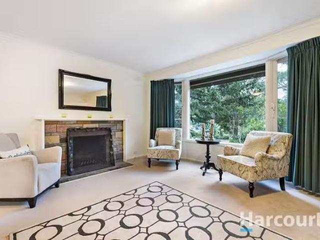 Unique 3 BR 16 Bellbird Crescent, VERMONT, VIC 3133 House fo.