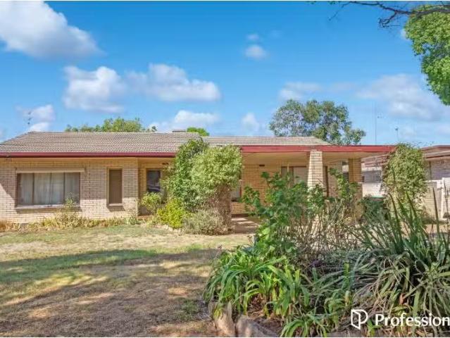 Charming 3 BR 18 Acacia Street, Kooringal House for rent List.