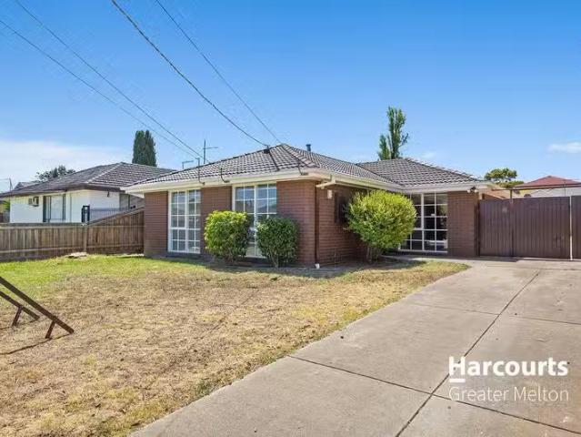Cozy 3 BR 18 Bernard Drive, MELTON SOUTH, VIC 3338 House for.